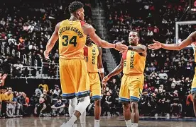 金年会app官方在线入口-包含马德里竞技加时末段复出首秀密尔沃基雄鹿防线松动备战欧冠，洛杉矶湖人队长鼓劲备战社区盾看傻球迷的词条